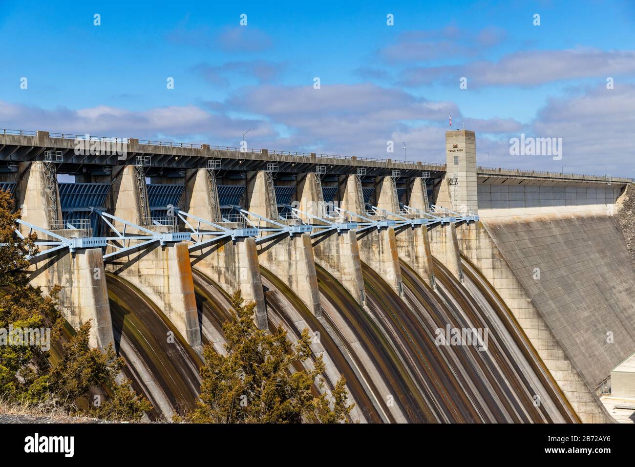 Branson, MO / USA - 10 marzo 2020: Table Rock Dam sul fiume Bianco, completato nel 1958 dal corpo degli ingegneri dell'esercito degli Stati Uniti, ha creato Table Rock Lake Foto Stock