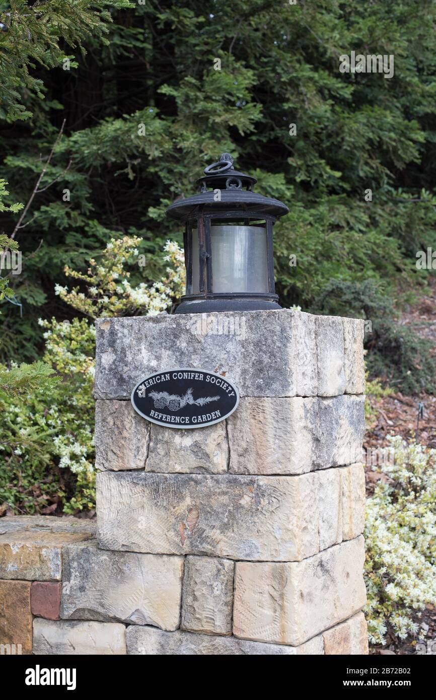 Segno Per Il Giardino Di Riferimento Della Società Americana Di Conifer, Al Giardino Botanico Di Quarryhill A Glen Ellen, California, Stati Uniti. Foto Stock