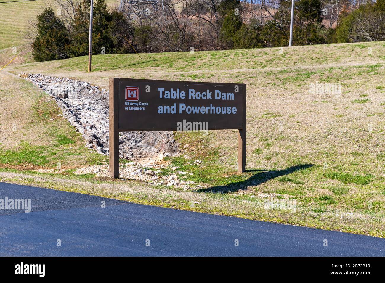 Branson, MO / USA - 10 marzo 2020: Table Rock Dam e Powerhouse segno, completato nel 1958 dal corpo degli ingegneri dell'esercito degli Stati Uniti, negli Ozarks di Southw Foto Stock