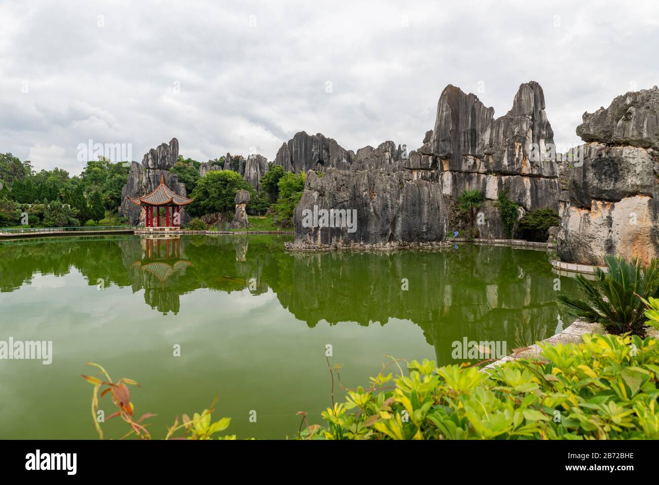 La Foresta di pietra a Kunming, Yunnan è una meraviglia geologica calcarea che copre oltre 80 ettari ed è stato dichiarato Patrimonio dell'Umanità Dall'Unesco. Foto Stock