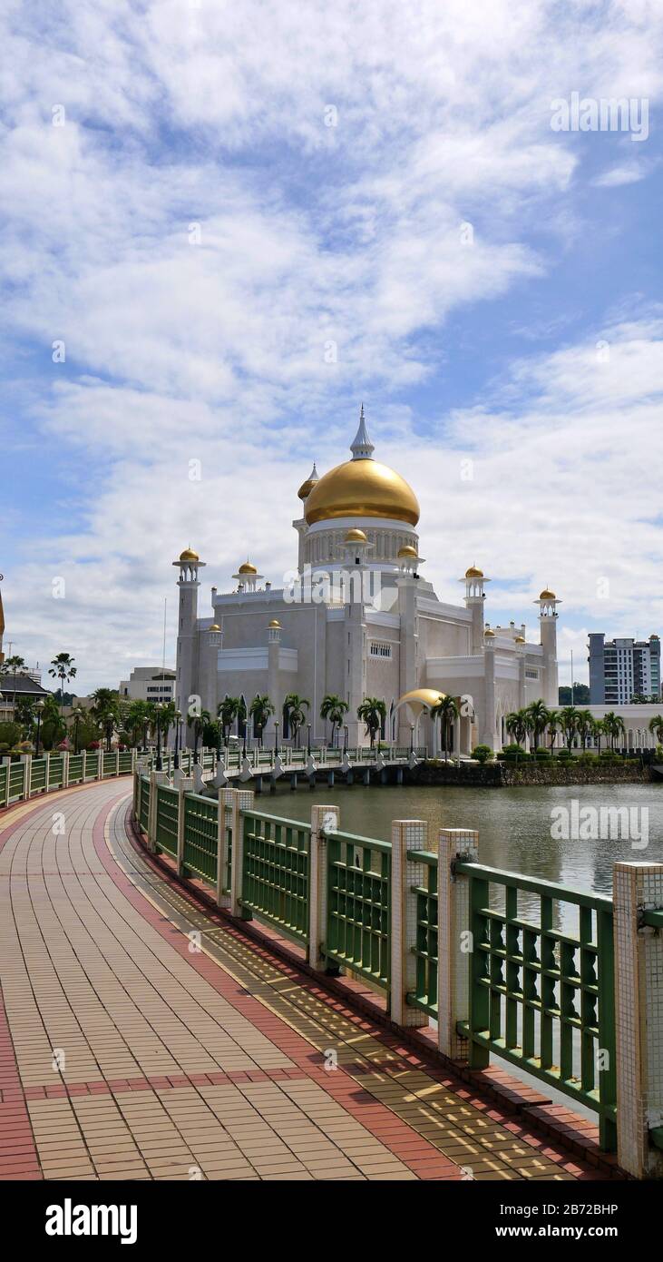 Bandar Seri Begawan, Brunei - Marzo 06 2020: Via Per Sultan-Omar-Ali-Saifuddin-Moschea Foto Stock
