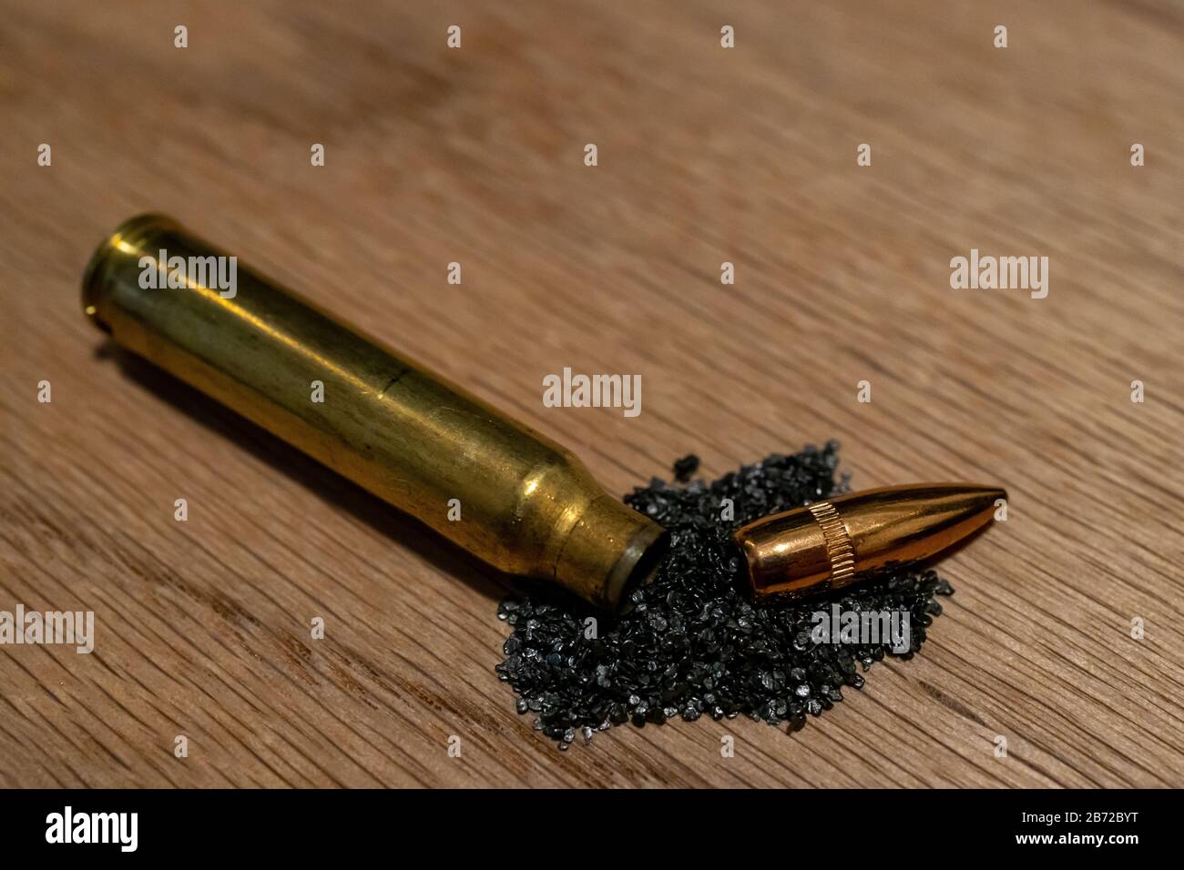 Foto macro delle munizioni del fucile smontate nei componenti principali Foto Stock