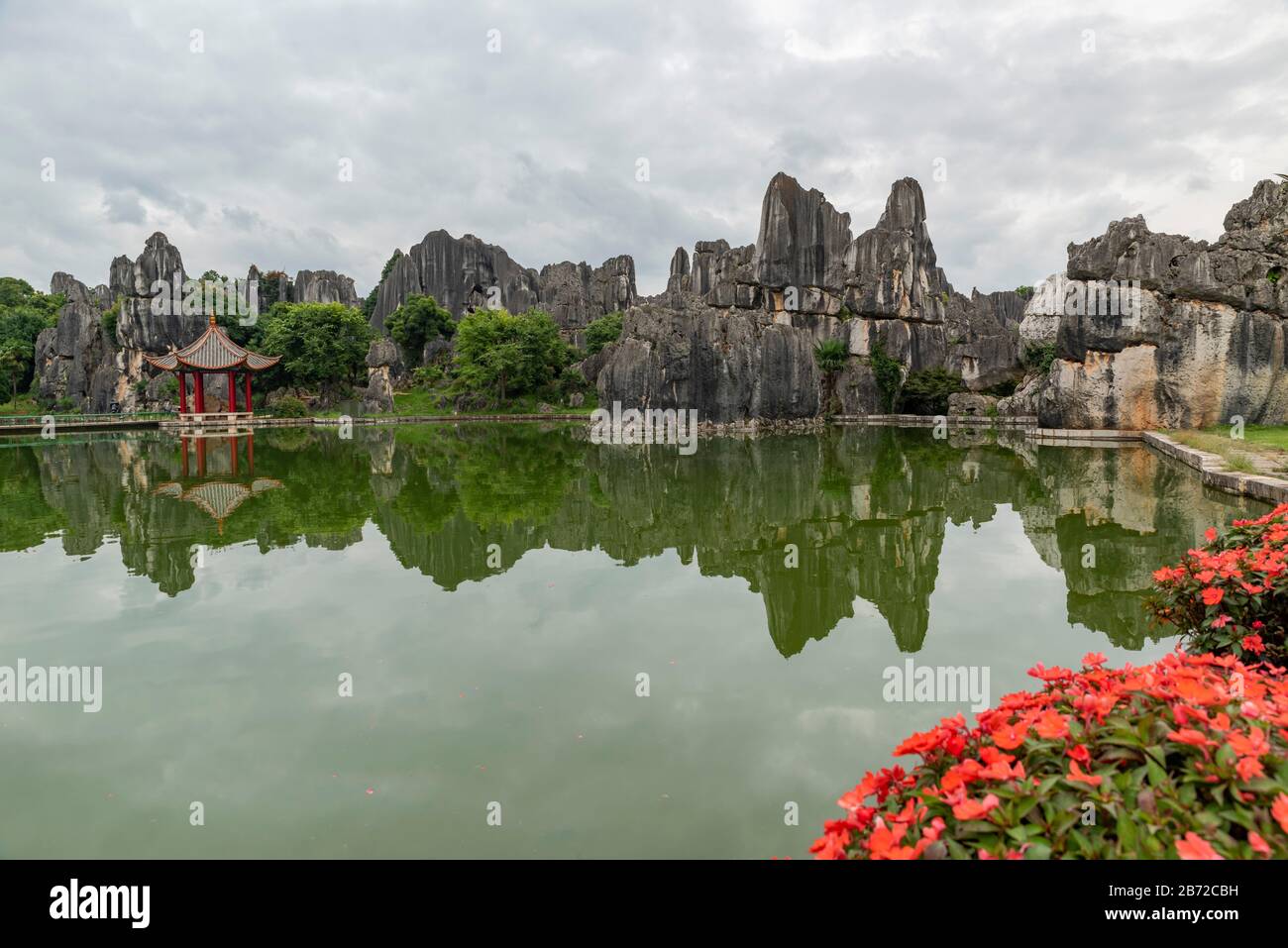 La Foresta di pietra a Kunming, Yunnan è una meraviglia geologica calcarea che copre oltre 80 ettari ed è stato dichiarato Patrimonio dell'Umanità Dall'Unesco. Foto Stock