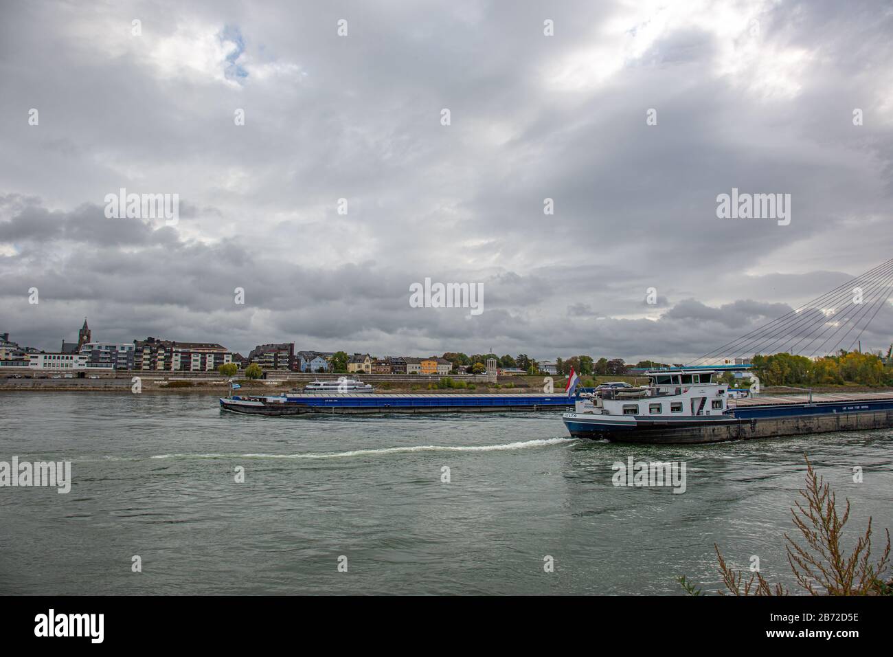 Due navi blu sul fiume reno di fronte alla città di Neuwied Foto Stock