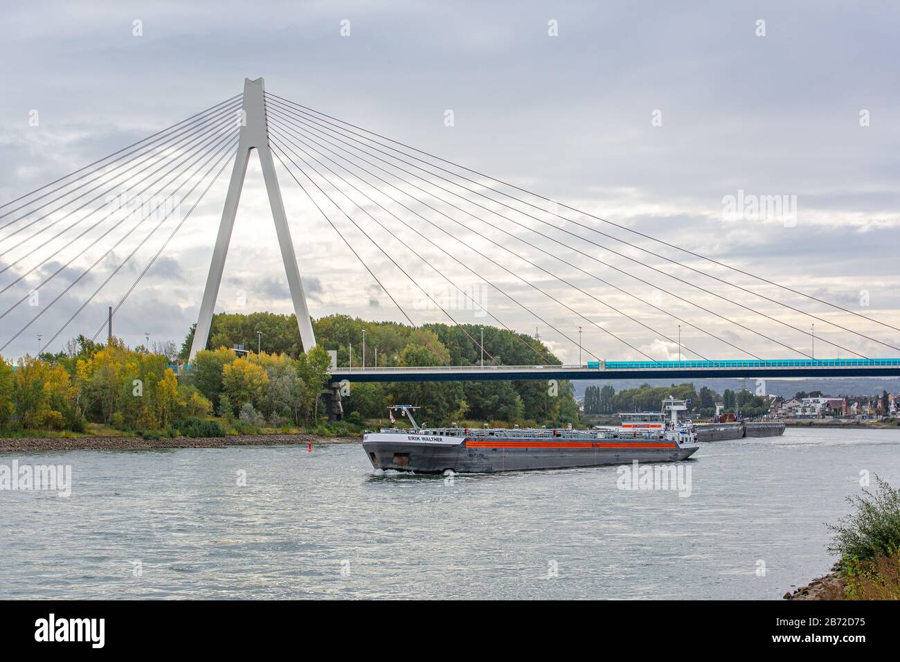 Due navi di trasporto di fronte al ponte attraverso il fiume reno vicino alla città di Neuwied Foto Stock