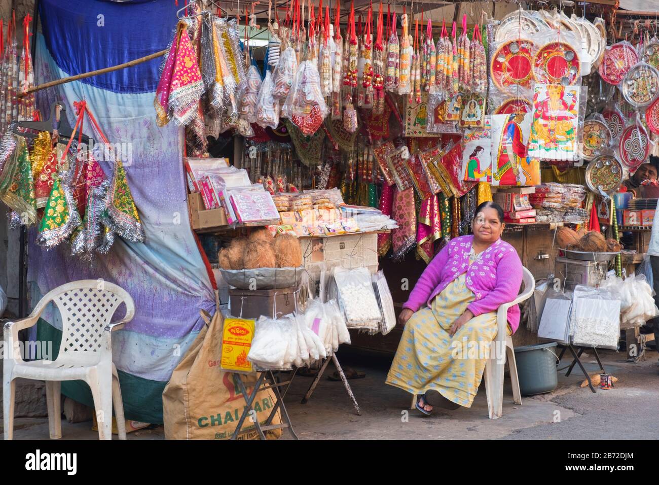 Colorato mercato di strada di stallo Ahmedabad Gujarat India Foto Stock