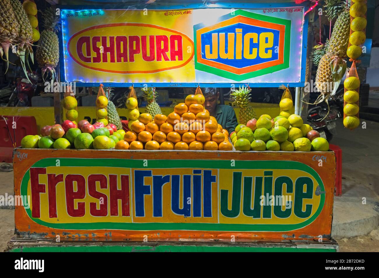 Succo Di Frutta Stallo Legge Giardino Mercato Notturno Ahmedabad Gujarat India Foto Stock