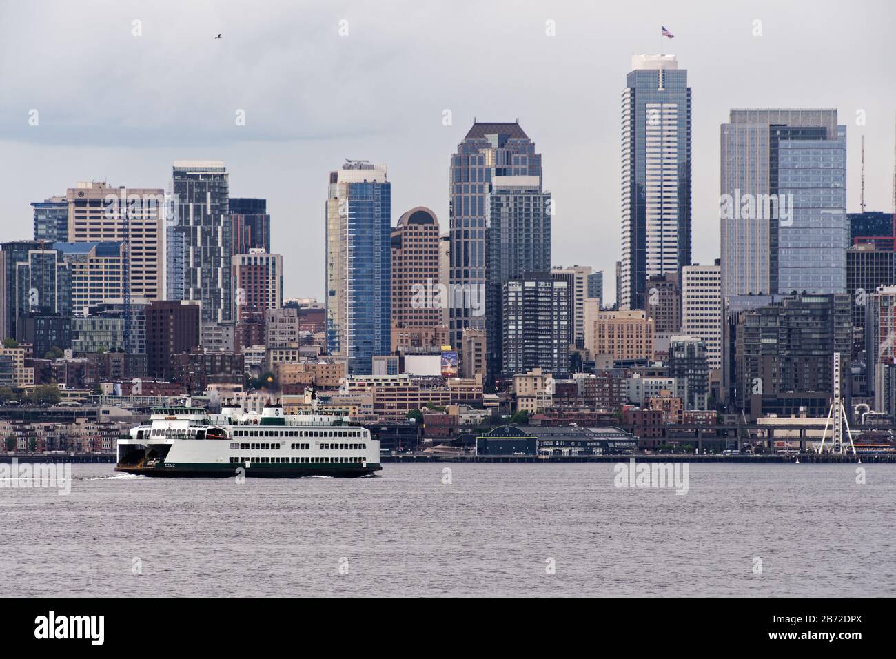 5 MAGGIO 2018, SEATTLE, WA: Il Washington Department of Transportation Ferry Kitsap si dirige attraverso la baia Eliot di Puget Sound fino al terminal di Seattle, con Foto Stock