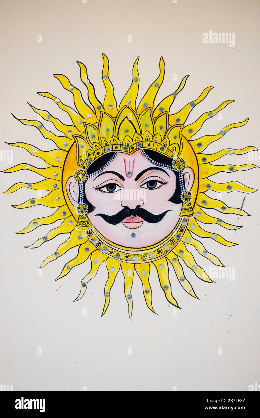 Sun emblema muro pittura vicino Doodh Talai Lago Udaipur Rajasthan India Foto Stock