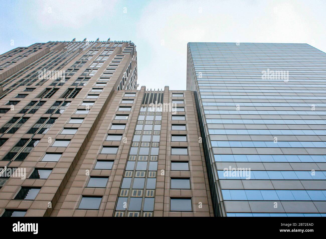 contrasto della facciata in vetro di due grattacieli con bordi e curvatura Foto Stock