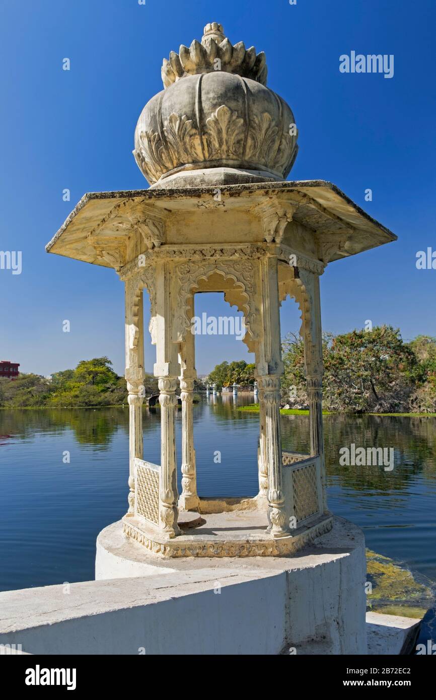 Chhatri Padiglione Imli Ghat Swaroop Sagar Lago Udaipur Rajasthan India Foto Stock