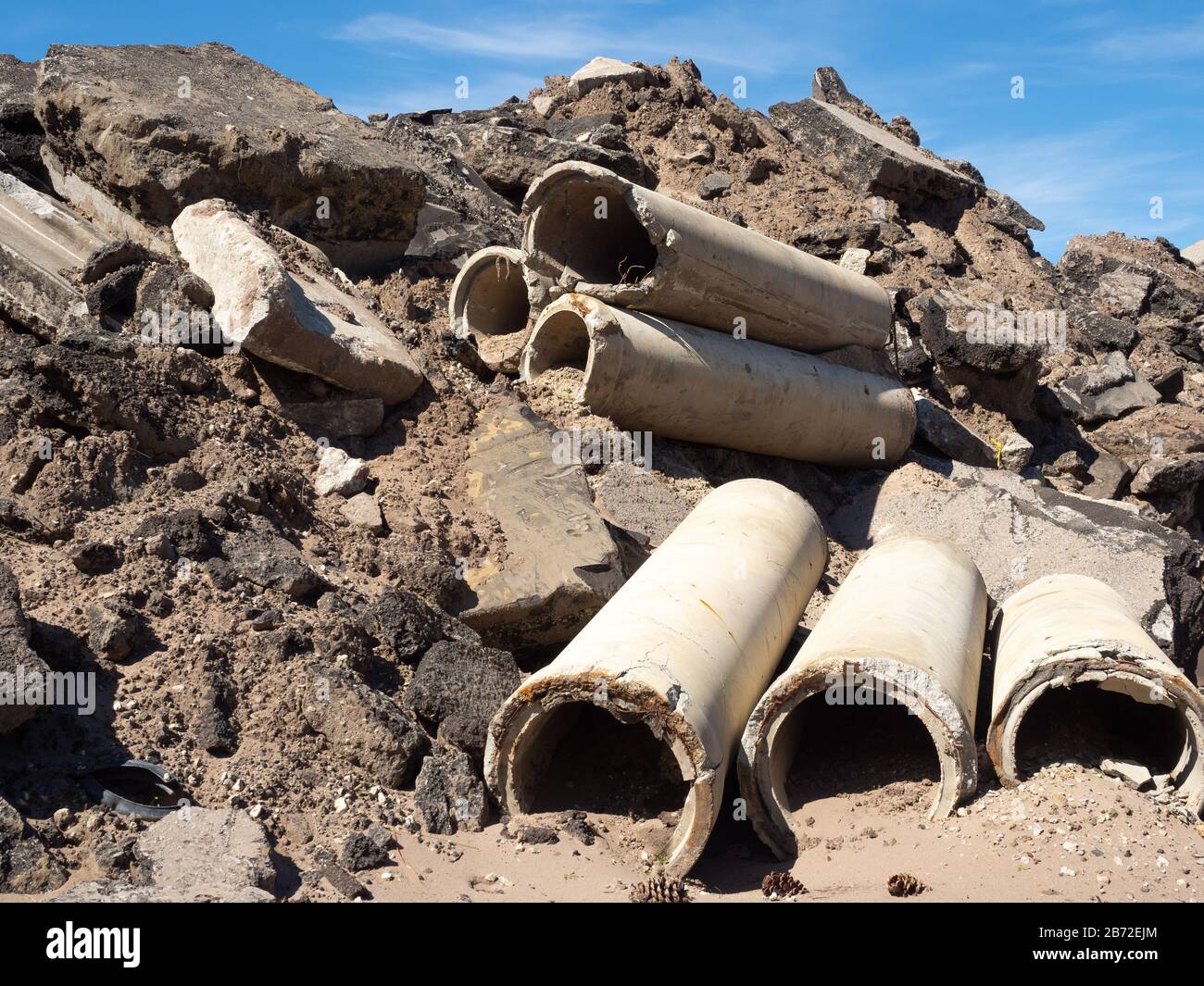 Materiale da demolizione stradale, macerie stradali, tubi per fognature in calcestruzzo, sezioni di pavimentazione in cemento e asfalto, pavimentazione stradale, aggregati, asfalto rotto Vista n. 1 Foto Stock