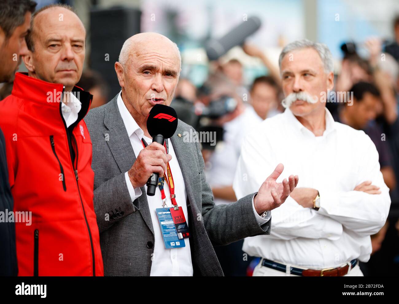 Andrew Westacott, Chase Carey, Paul Little e Michael Masi in una conferenza stampa che annuncia la chiusura del Gran Premio di F1 australiano a causa di corona Foto Stock