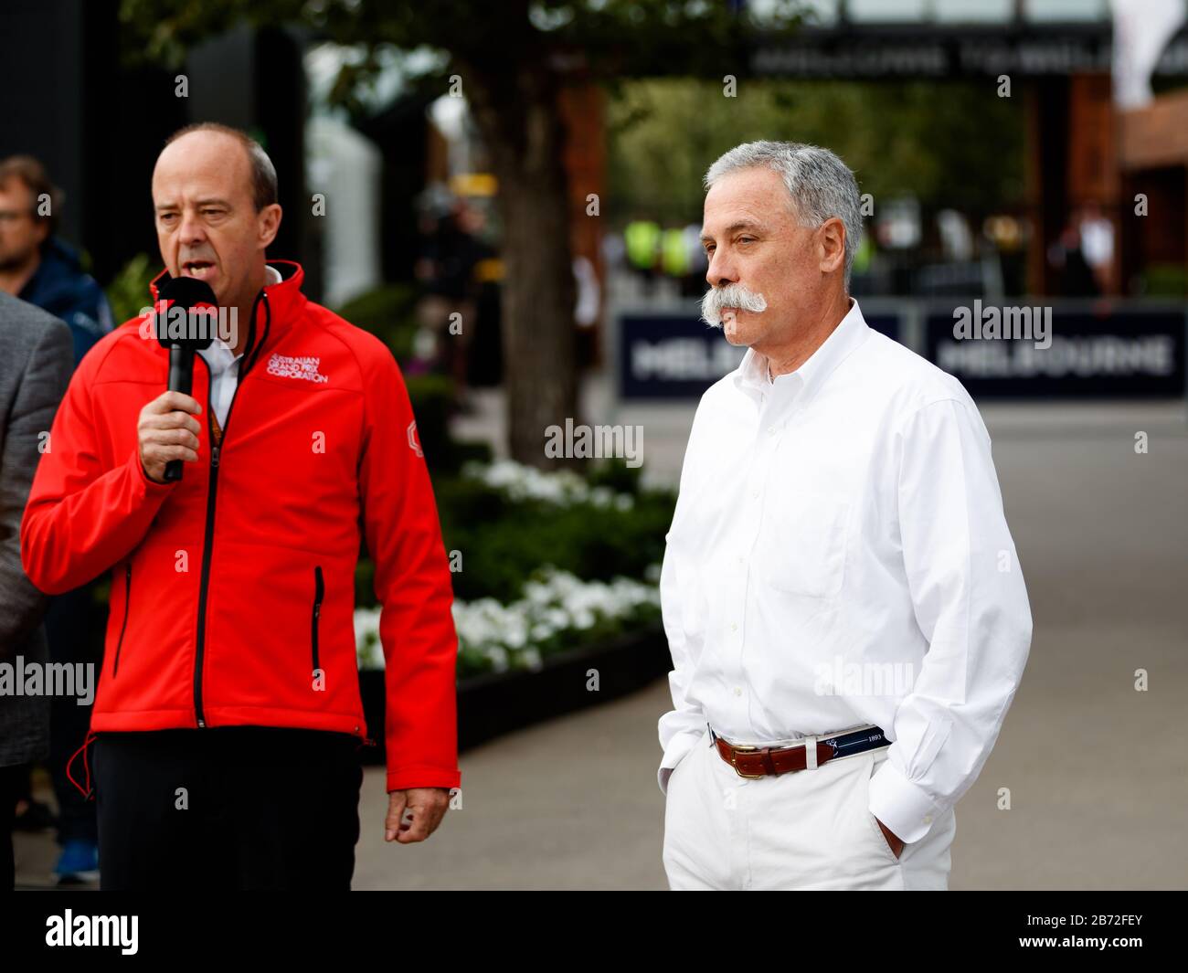 Andrew Westacott, Chase Carey, Paul Little e Michael Masi in una conferenza stampa che annuncia la chiusura del Gran Premio di F1 australiano a causa di corona Foto Stock