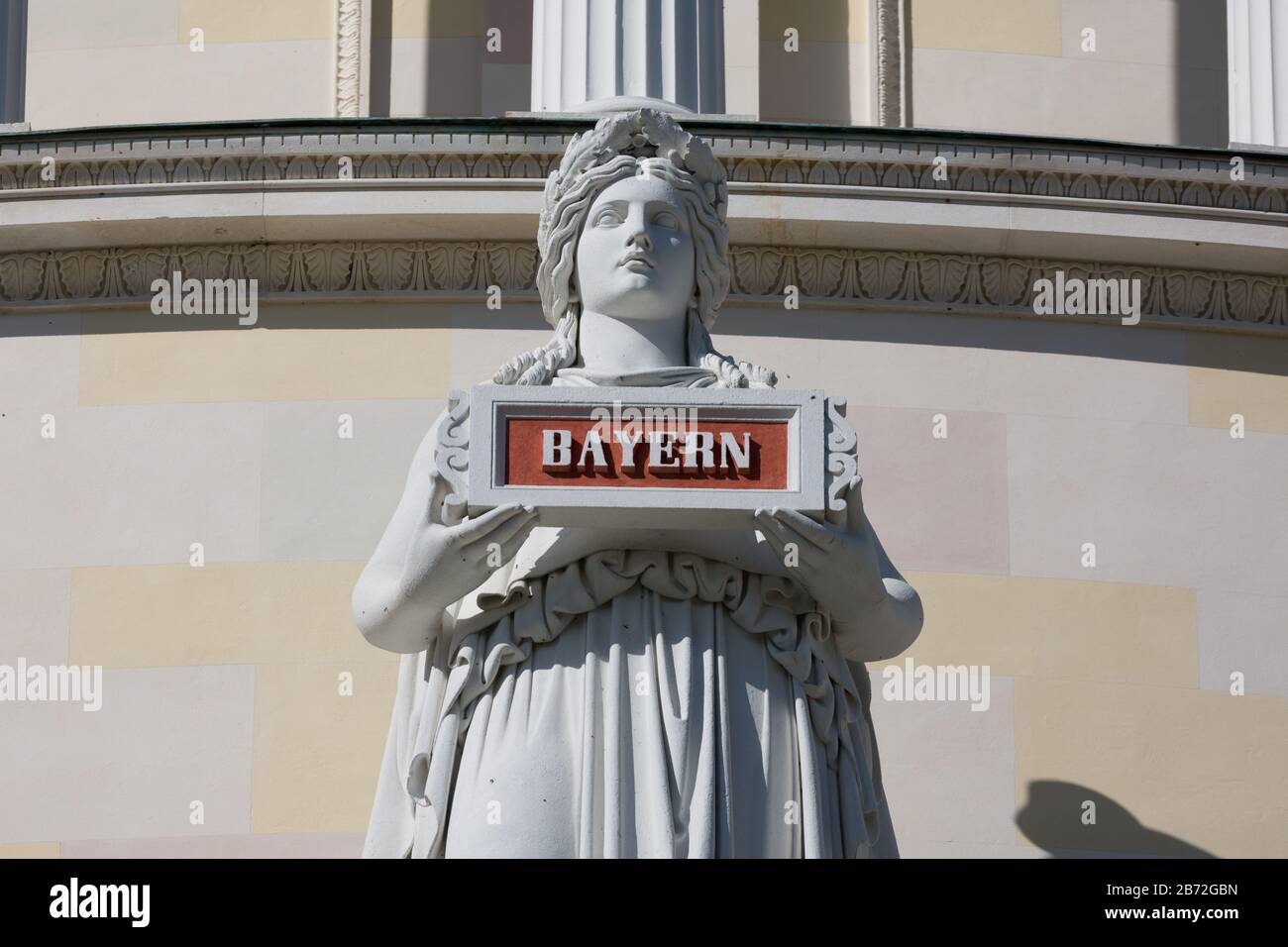 Statua che porta un cartello con scritto 'Bayern' (bavarians). Ci sono 18 statue che onorano i gruppi che hanno combattuto nelle battaglie contro Napoleone. Foto Stock