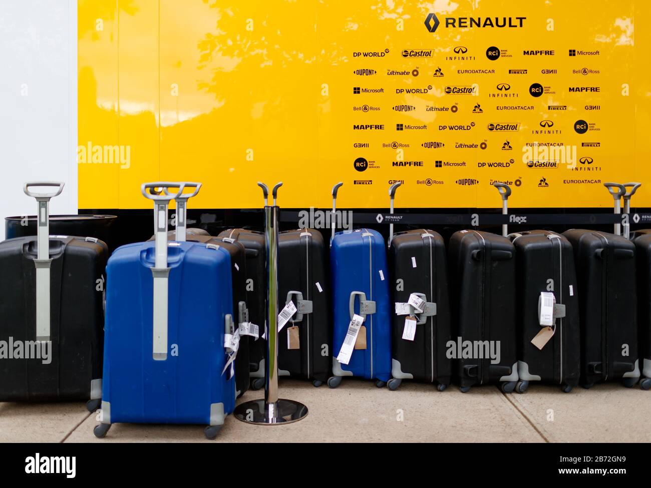 Il team Renault si impacca a seguito dell'annuncio della chiusura del Gran Premio di F1 australiano a causa delle preoccupazioni del virus Corona COVID-19. Foto Stock