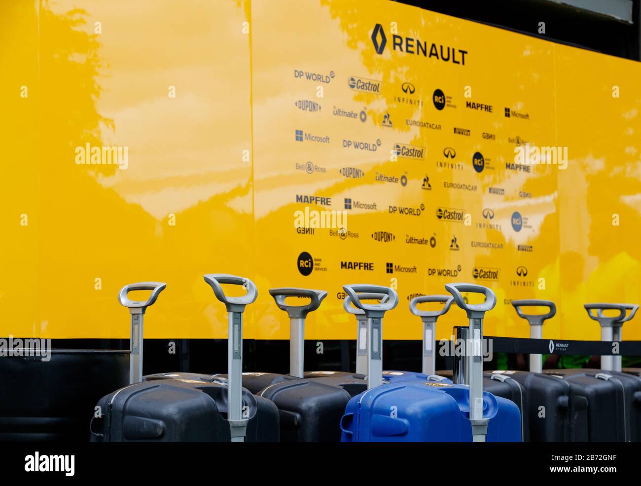 Il team Renault si impacca a seguito dell'annuncio della chiusura del Gran Premio di F1 australiano a causa delle preoccupazioni del virus Corona COVID-19. Foto Stock