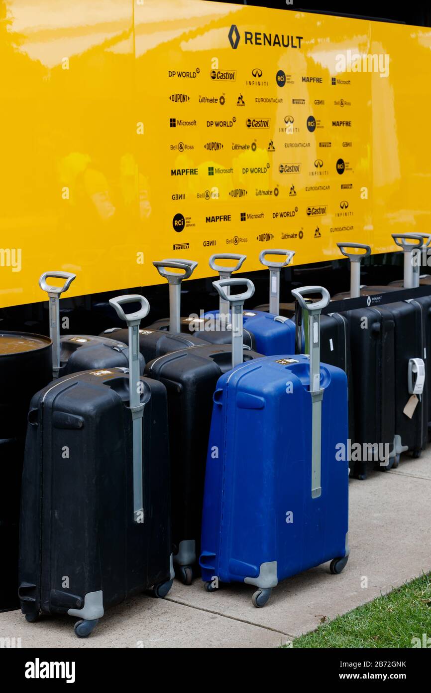 Il team Renault si impacca a seguito dell'annuncio della chiusura del Gran Premio di F1 australiano a causa delle preoccupazioni del virus Corona COVID-19. Foto Stock