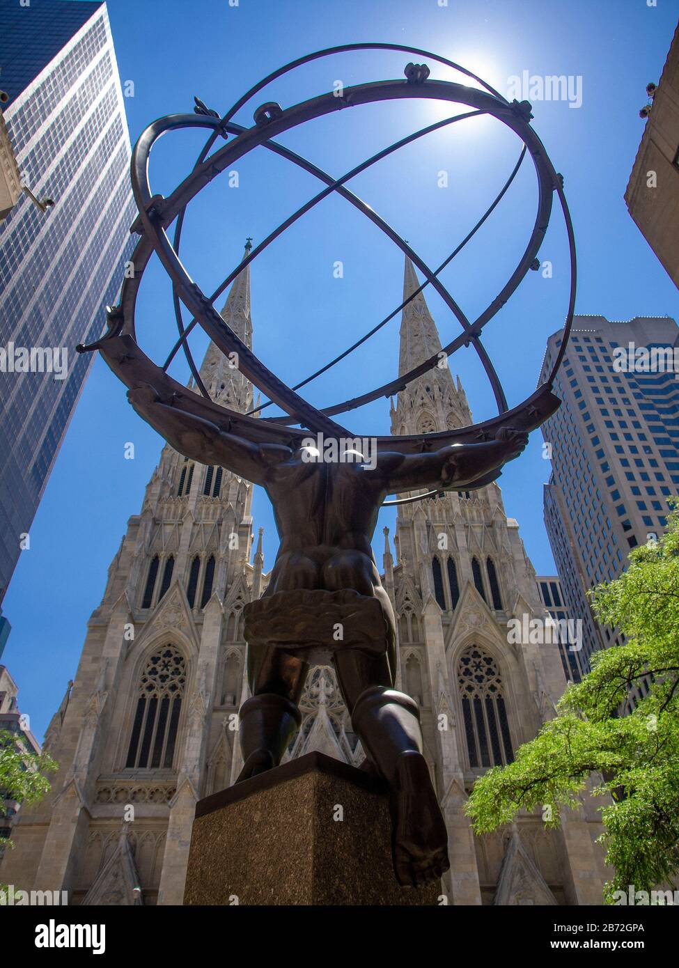 Statua dell'Atlante presso il Rockefeller Center e la Cattedrale di San Patrizio Foto Stock