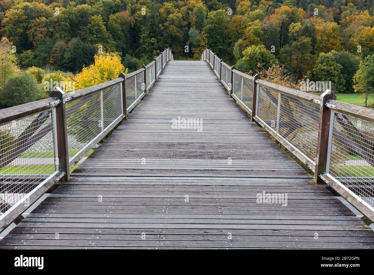 Vista diritta su Tatzelwurm Brücke. Il ponte è famoso per la sua costruzione curva / ondulata. In piedi sul ponte, impossibile vedere l'altra estremità Foto Stock