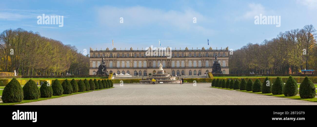 Vista frontale su Schloss Neues Herrenchiemsee (nuovo palazzo / castello). La costruzione iniziò nel 1878, iniziata da Re Ludovico II Esempio di barocco precoce. Foto Stock