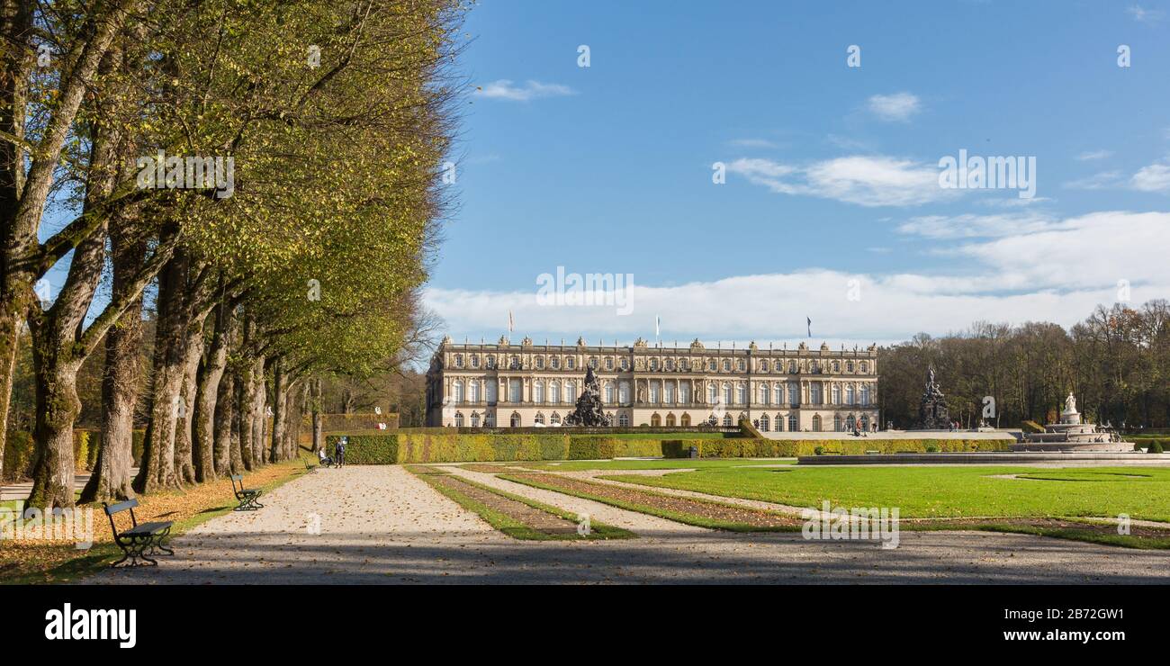 Panorama di Schloss Herrenchiemsee (palazzo) con alberi. I lavori iniziarono nel 1878, ma non furono mai ultimati a causa della morte di Re Ludovico II Foto Stock