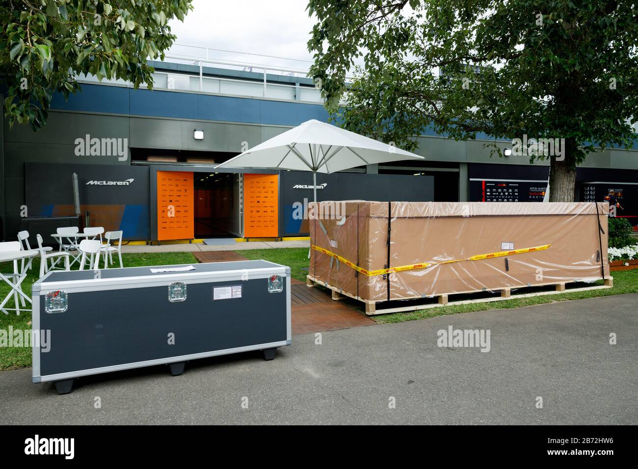 I team nel paddock si impaccano a seguito dell'annuncio della chiusura del Gran Premio di F1 australiano a causa delle preoccupazioni del virus Corona COVID-19. Foto Stock