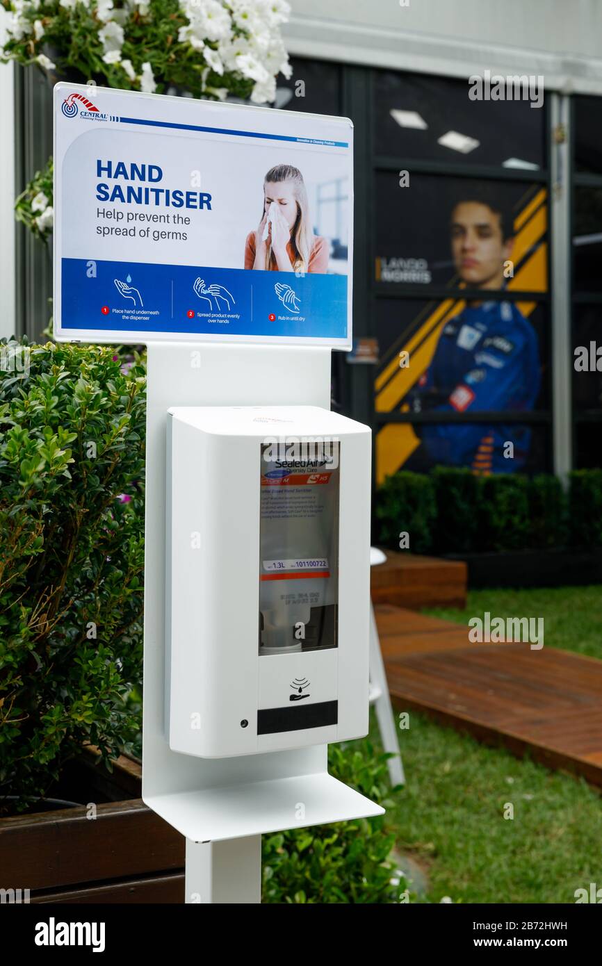 I team nel paddock si impaccano a seguito dell'annuncio della chiusura del Gran Premio di F1 australiano a causa delle preoccupazioni del virus Corona COVID-19. Foto Stock