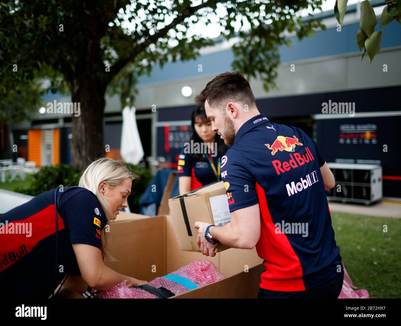 Team Red Bull Racing si impacca a seguito dell'annuncio della chiusura del Gran Premio di F1 australiano a causa di problemi del virus Corona COVID-19. Foto Stock