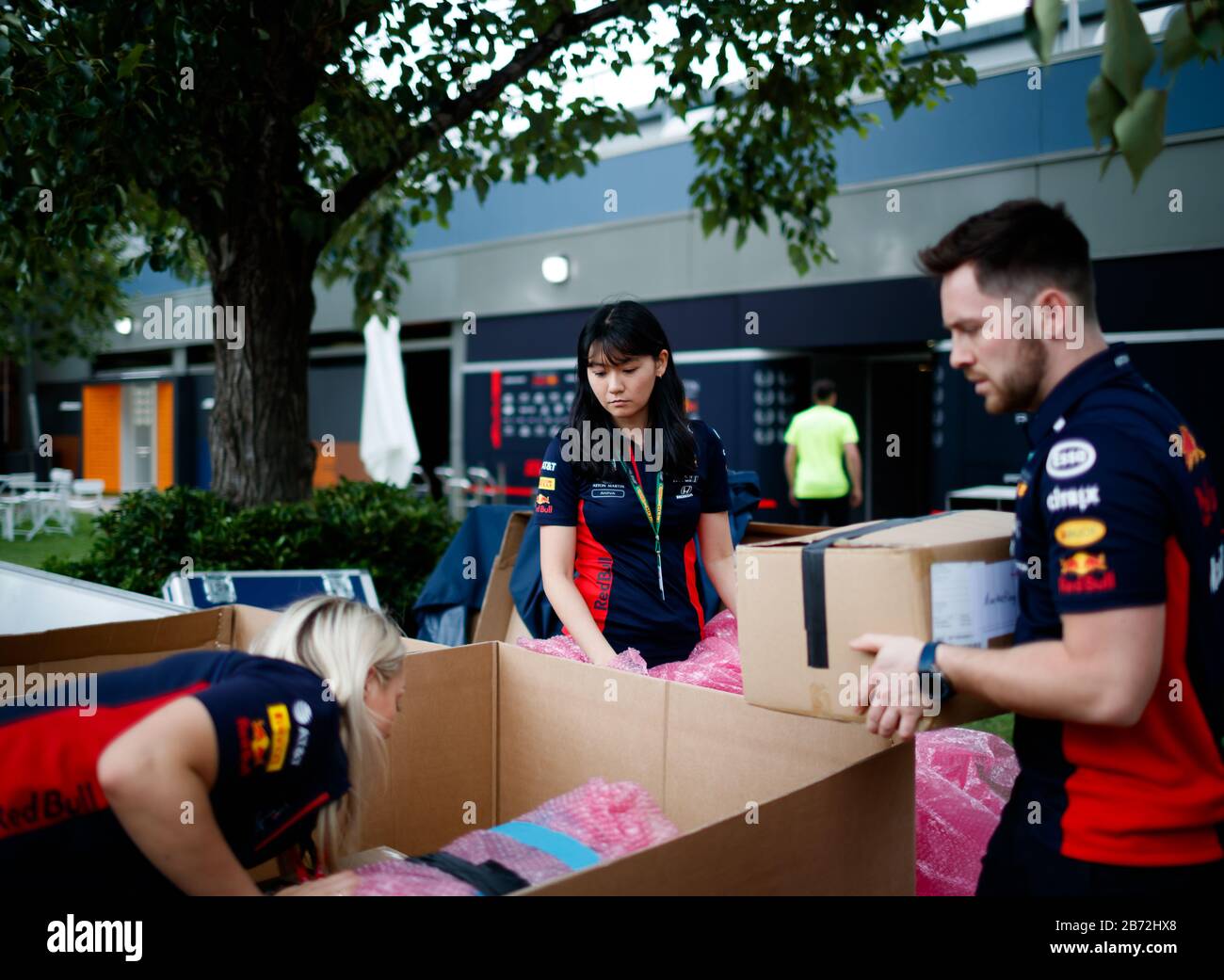 Team Red Bull Racing si impacca a seguito dell'annuncio della chiusura del Gran Premio di F1 australiano a causa di problemi del virus Corona COVID-19. Foto Stock