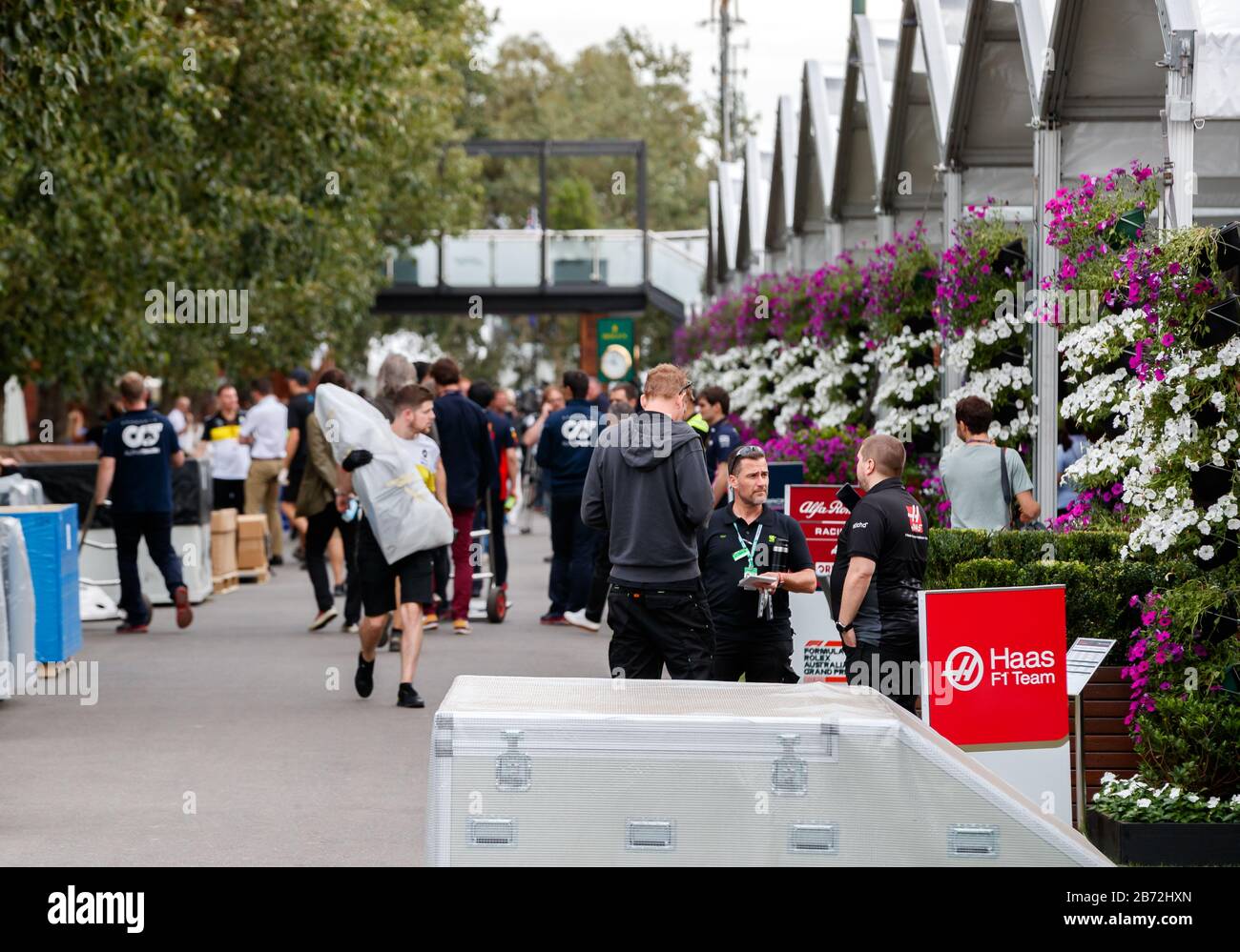 I team nel paddock si impaccano a seguito dell'annuncio della chiusura del Gran Premio di F1 australiano a causa delle preoccupazioni del virus Corona COVID-19. Foto Stock