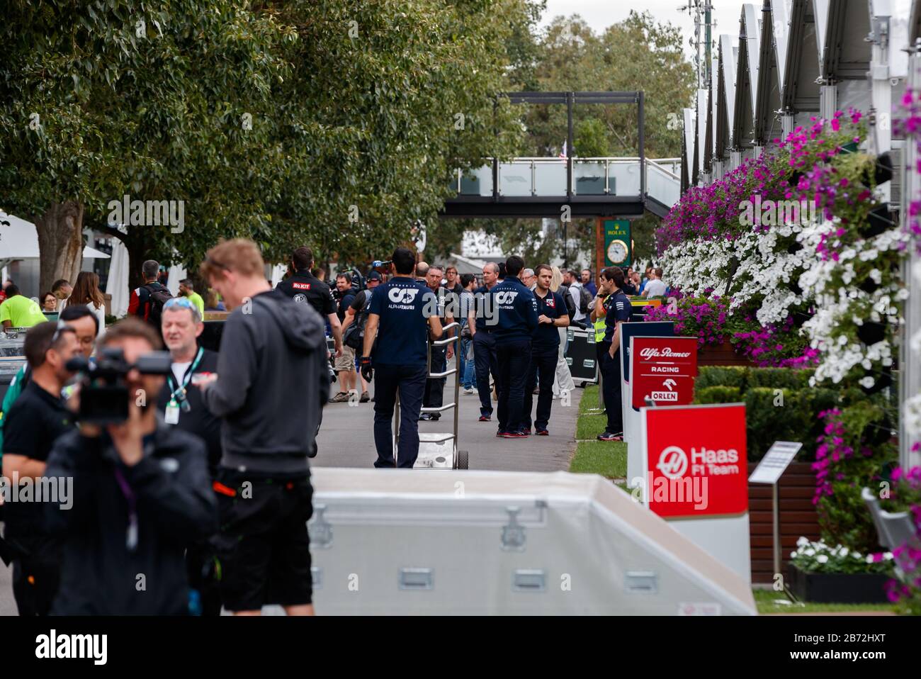 I team nel paddock si impaccano a seguito dell'annuncio della chiusura del Gran Premio di F1 australiano a causa delle preoccupazioni del virus Corona COVID-19. Foto Stock