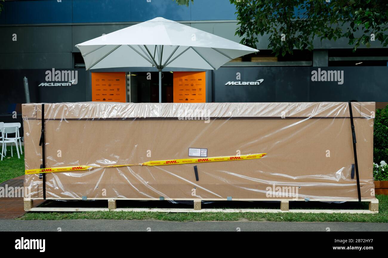 I team nel paddock si impaccano a seguito dell'annuncio della chiusura del Gran Premio di F1 australiano a causa di preoccupazioni legate al coronavirus. Foto Stock