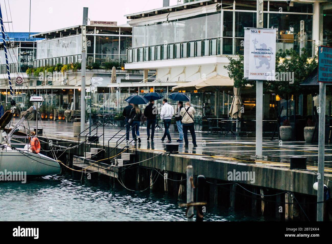 Limassol Cipro 12 marzo 2020 Vista di persone non identificate che camminano per le strade di Limassol durante una giornata di pioggia Foto Stock