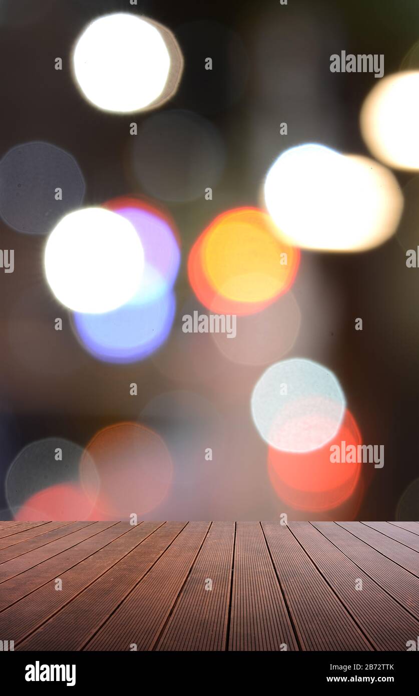 Piattaforma in legno e luce da strada defocus. Foto Stock