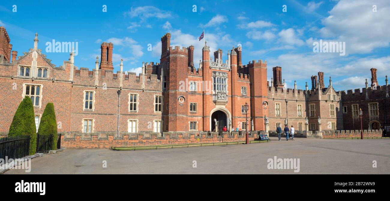 La Great Gatehouse e la facciata occidentale dell'Hampton Court Palace Foto Stock