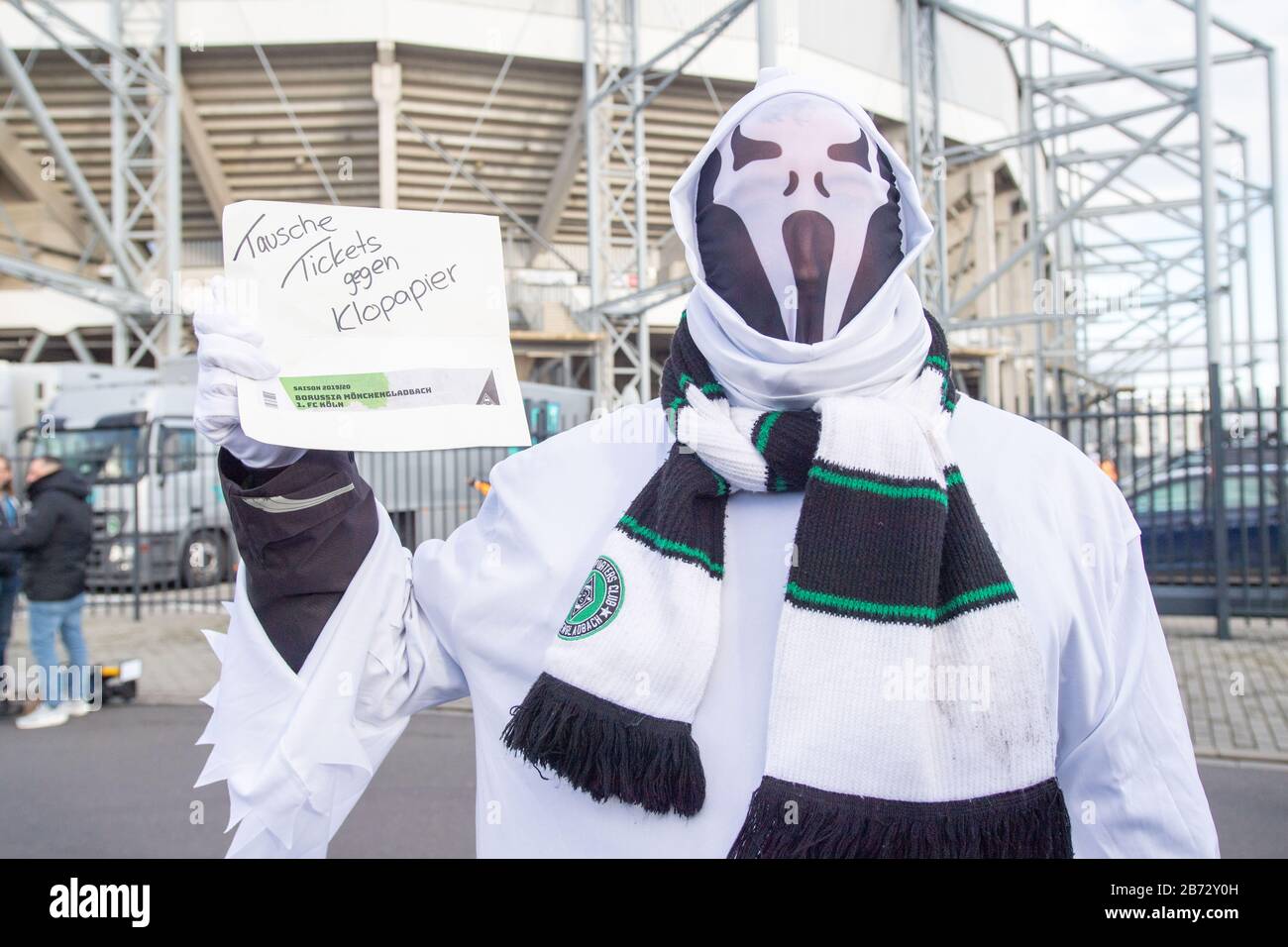 Prima del gioco, un fan di Borussia Monchengladbach vorrebbe scambiare il suo biglietto d'ingresso con carta igienica in un costume fantasma di fronte allo stadio, caratteristica, generale, motivo laterale, travestimento, protesta, fantasmi, fantasma, costume, fan, spettatori, sostenitori, tifosi, calcio 1. Bundesliga, 21st matchday, Borussia Monchengladbach (MG) - 1.FC Colonia (K) 2-1, il 11 marzo 2020 in Borussia Monchengladbach/Germania. | utilizzo in tutto il mondo Foto Stock