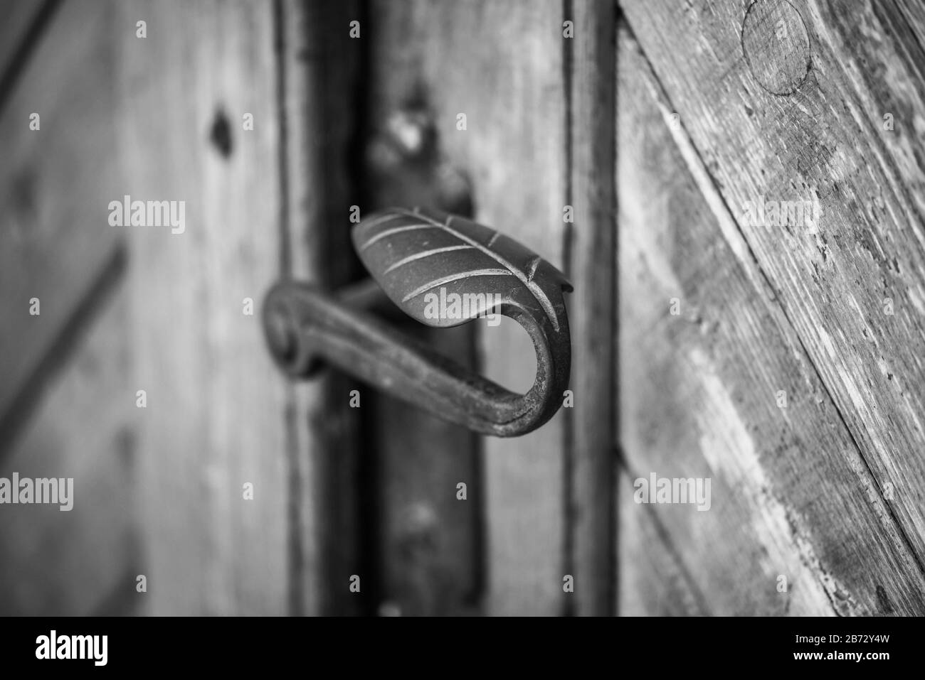 Vista ravvicinata delle porte storiche nelle strade di Praga Foto Stock