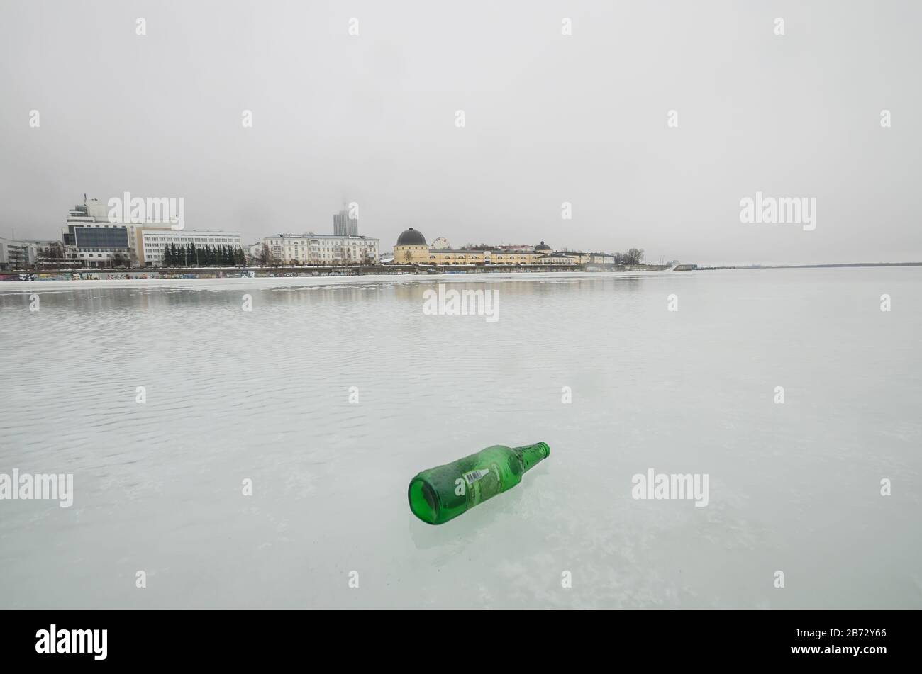 Alcolismo in Russia. Bottiglia sullo sfondo della città Foto Stock