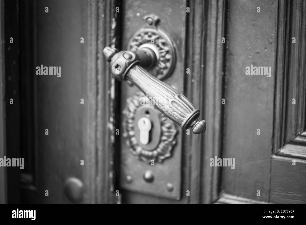 Vista ravvicinata delle porte storiche nelle strade di Praga Foto Stock