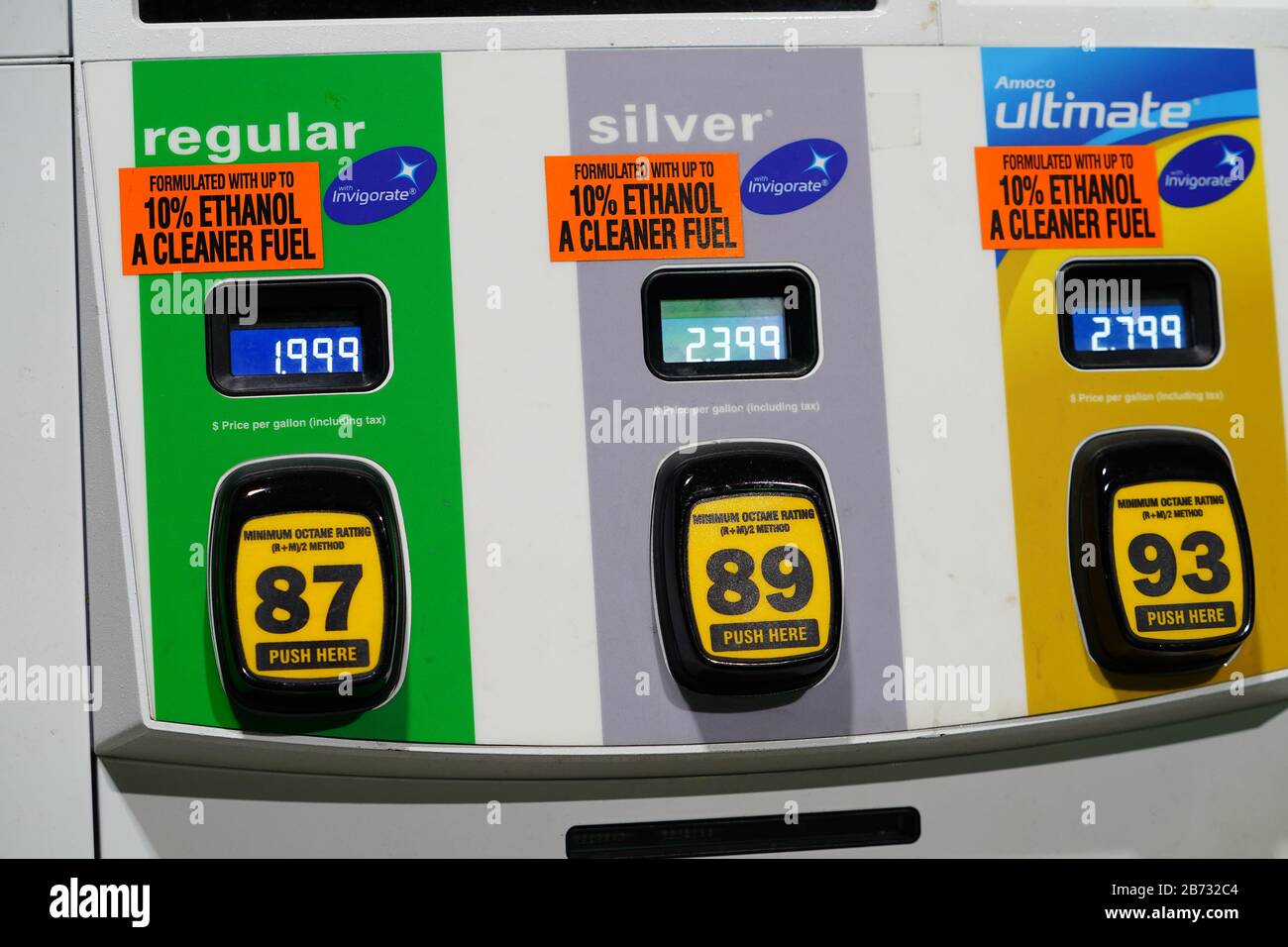 Le stazioni di rifornimento BP, le stazioni di benzina a Fond du Lac hanno prezzi del carburante inferiori a 2 dollari a causa del calo del mercato azionario. Foto Stock