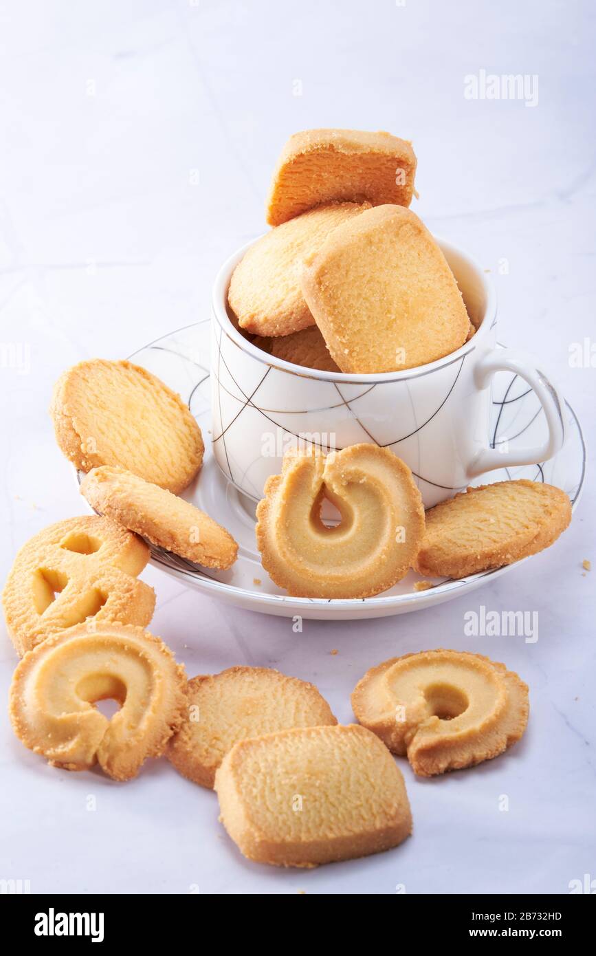 Set di tazze da caffè e un mucchio di biscotti Foto Stock