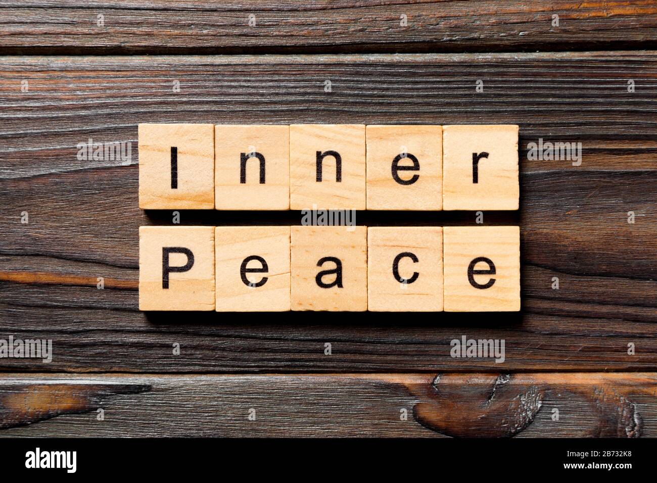 La pace interiore parola scritta sul blocco di legno. la pace interiore del testo in tabella, concetto. Foto Stock