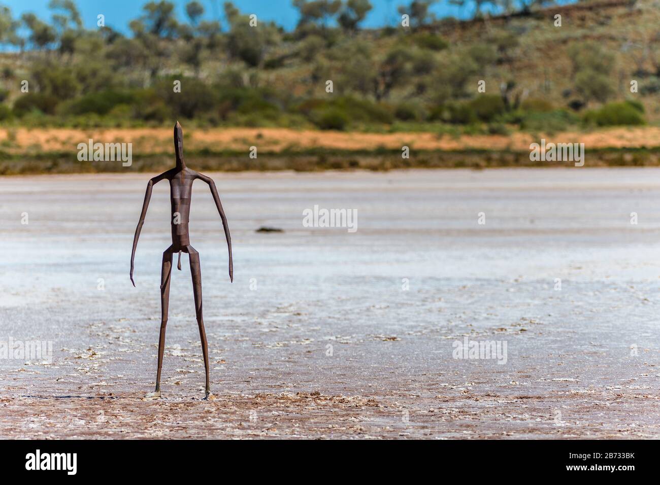 Vista di una parte dell'installazione di sculture umane in metallo dell'artista Antony Gormley sul lago Ballard nell'Australia Occidentale. Foto Stock