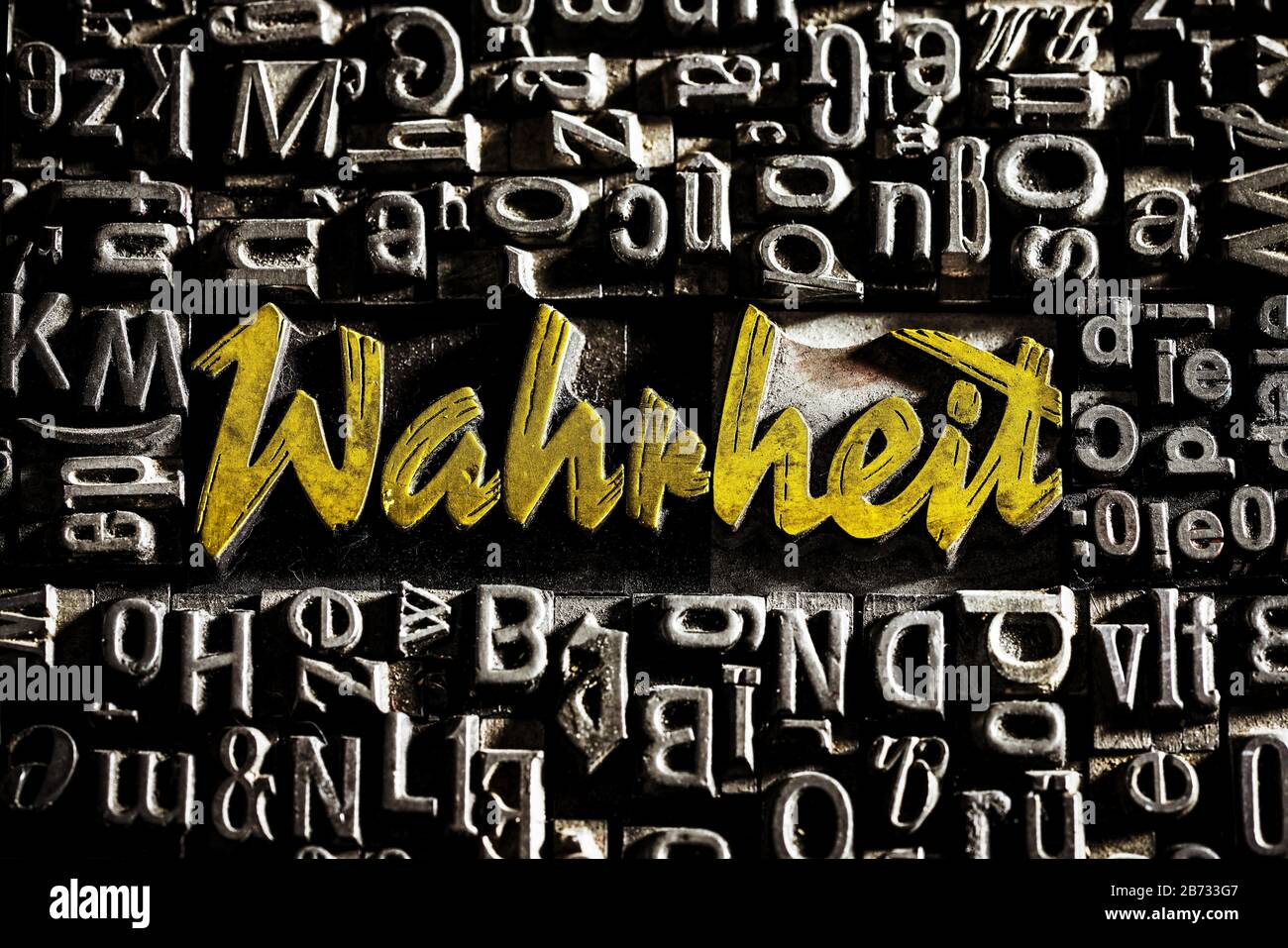 Le vecchie lettere di piombo con scrittura dorata mostrano la parola verità, Germania Foto Stock
