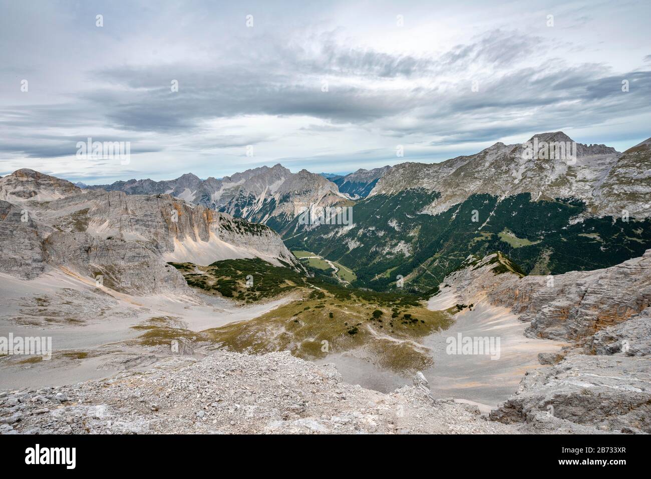 Vista sulla valle del Karwendel con la vetta orientale del Karwendel e le vette dello Schlichtenkar, escursione alle vette dell'Oedkar attraverso la catena di Brendelsteig, Vomper Foto Stock