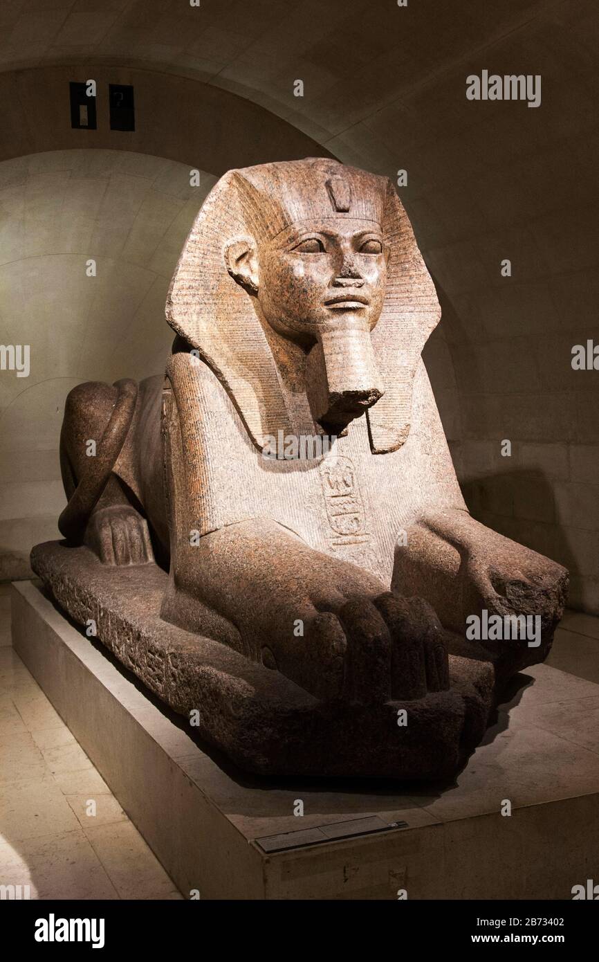 Sphinx, antica arte egiziana, figura in pietra al Louvre, Parigi, Francia Foto Stock
