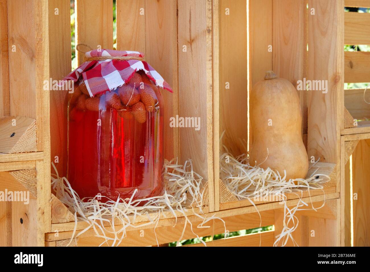 Conserve fatte in casa in vaso, bevanda alla fragola. Fermentato sano concetto di cibo naturale Foto Stock