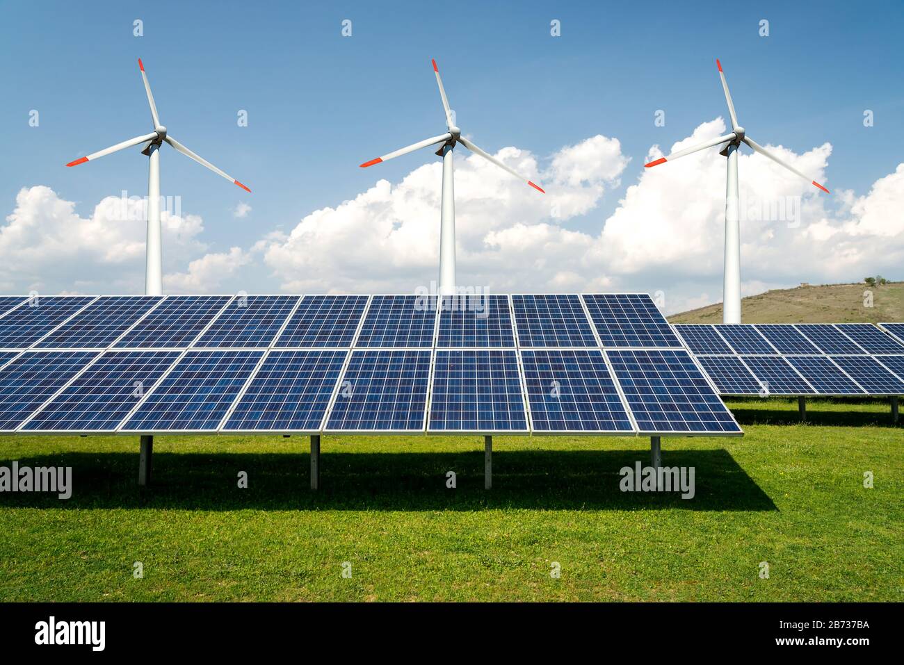 Collage fotografico di pannelli solari e turbine eoliche - concetto di risorse sostenibili - immagine Foto Stock