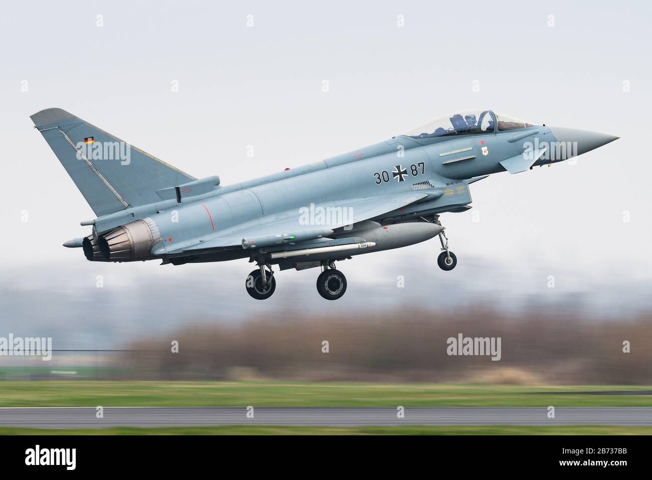 Un Eurofighter Typhoon a doppio motore, ala canard-delta, caccia multirole della forza aerea tedesca. Foto Stock